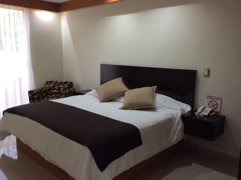 Hotel La Media Luna Inn Huejutla de Reyes Rum bild