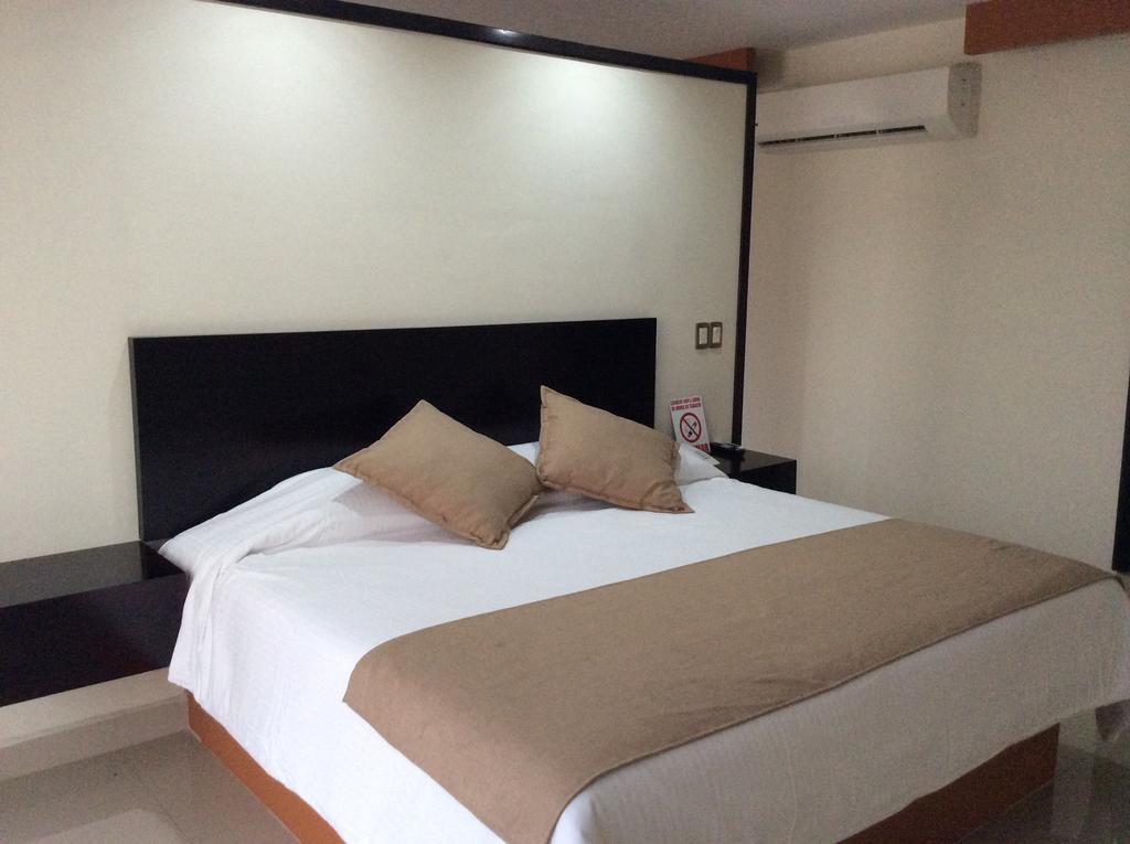 Hotel La Media Luna Inn Huejutla de Reyes Rum bild